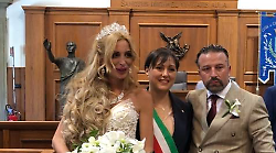 La trans Manuela Berretti attacca la sinistra: "Aprite più gli occhi e meno la bocca, ve lo dice chi è sposata col Mussolini"