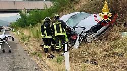 Assisi, sbanda con l'auto ed esce fuori strada sulla Perugia-Ancona: conducente estratto dal mezzo dai vigili del fuoco