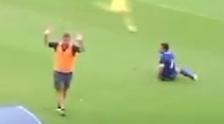 Arezzo, allenatore entra in campo e ferma l'attaccante: sconfitta per 3-0 a tavolino al Subbiano. Il giudice d&agrave; torto anche al Montagnano