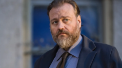 Kostas stasera in tv 12 settembre su Rai 1 la serie con Stefano Fresi: un poliziotto scontroso con un passato da scoprire. Le anticipazioni