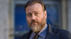 Ultima puntata di Kostas con Stefano Fresi stasera in tv su Rai 1, giovedì 3 ottobre: le anticipazioni