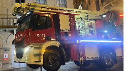 Perugia, minaccia di buttarsi dal tetto di una palazzina, la sindaca Ferdinandi lo convince a scendere