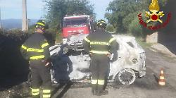 Giovane muore nell'incidente sulla statale 71: l'auto finisce contro un muro e prende fuoco