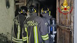 Terni, incendio nella notte in una casa: residenti svegliati dai rumori delle fiamme. Cucina distrutta
