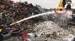 Deruta, incendio in un'autodemolizione: i vigili del fuoco hanno spento le fiamme. Allarme rientrato
