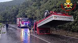 Terni, incidente stradale lungo la ss79: si ribalta autonomamente con l'autocarro