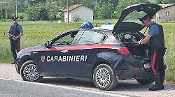 Gubbio, sorpresi tre giovani con armi e droga e un minorenne alla guida di una moto rubata: scattano cinque denunce 