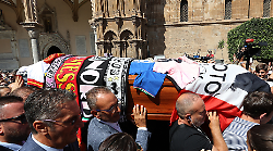 Morto Totò Schillaci, i funerali nella Cattedrale di Palermo tra cori, applausi e striscioni: feretro ricoperto di sciarpe