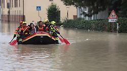 Alluvione Emilia Romagna, piogge incessanti e fiumi esondati: oltre mille sfollati. L'Umbria invia volontari a Faenza