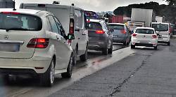 Orvieto, pullman in avaria sull'A1. Traffico paralizzato in autostrada: code e rallentamenti da Fabro