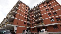 Muore donna di 33 anni cadendo dal sesto piano di un palazzo a Perugia: c'è l'indagine per istigazione al suicidio