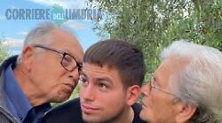Narni, invasione di fan a casa dell'influencer Thomas Rossini. E i nonni invitano tutti a pranzo
