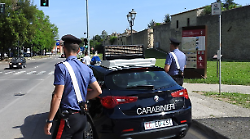 Raffica di furti: ladri acrobati saccheggiano quattro case in un sola notte.  Due donne in azione in campagna