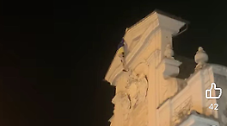 Spoleto, uomo scala a mani nude il palazzo in piazza del Mercato: il filmato fa il giro del web 