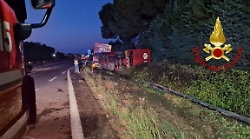 Perugia, incidente stradale lungo la E45: perde il controllo del camion e si ribalta finendo fuori strada