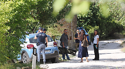 Strage di Fratticiola, l'omicida aveva già minacciato moglie e figlia prima di ucciderle: era uscito in giardino col fucile