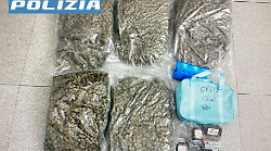 Perugia, avevano 14 chili di droga e 25 mila euro in contanti: sequestrati hashish e marijuana. Tre arresti dopo inseguimento auto