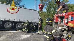Perugia, camion sfonda il guard rail e rimane in bilico sulla E45: recuperato il mezzo. Le foto dell'incidente