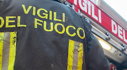 Perugia, incidente stradale sulla E45: camion abbatte la barriera e rimane in bilico in superstrada