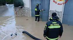 Maltempo in Umbria, salvata donna intrappolata nel seminterrato allagato. Interventi non stop per inondazioni e alberi caduti 