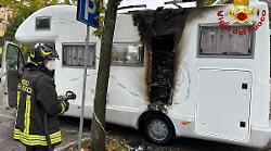 Amelia, camper avvolto dalle fiamme in pieno centro storico: incendio spento dai vigili del fuoco