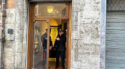Perugia, rapina a mano armata nella gioielleria Biagini in pieno centro storico: indagano i carabinieri