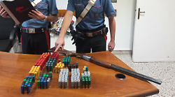 Tiene il fucile da caccia appeso nel salone di casa: sequestrato insieme a 233 munizioni abusive. Denunciato