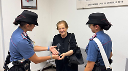Perugia, ruba catenina d'oro a un'anziana con la tecnica dell'abbraccio. Arrestata 
