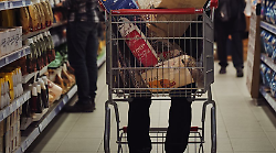 Molesta i clienti di un supermercato di Foligno e poi prende a calci e pugni i poliziotti. Arrestato uomo di 39 anni