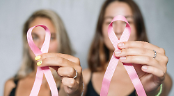 Tumori, la battaglia in Italia: i nuovi casi, la ricerca, le scoperte. Aspettativa di vita e strategie. Ottobre mese rosa della prevenzione