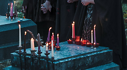 Invadono un cimitero di San Giustino: riti satanici e vilipendio di tombe in una cappella. Indagini concluse: 3 denunce