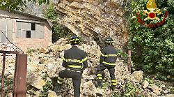Crollata una parete rocciosa ad Amelia. Liberate due auto e transennata l'area