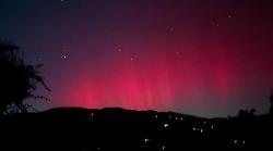 Lo spettacolo unico dell'aurora boreale dipinge i cieli dell'Umbria