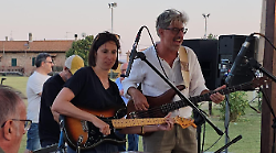 Elly Schlein e il duetto con J-Ax: quando suonò la chitarra alla Festa de l'Unità di Castiglione del Lago. "Ha un ottimo orecchio". Il video