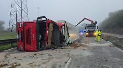 Perugia, tir si ribalta a Collestrada: un morto e un ferito