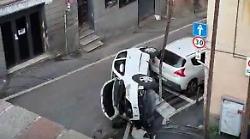 Perugia, si schianta e sfonda la balaustra precipitando in via Enrico dal Pozzo. Volo spaventoso in centro: video