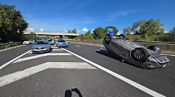 Perugia, auto si ribalta dopo un incidente con altre due macchine. Un ferito