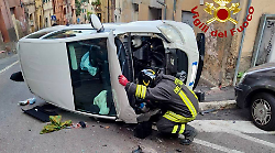 Incidente stradale a Perugia, sfonda con l'auto un parapetto e precipita in via Enrico dal Pozzo: un ferito