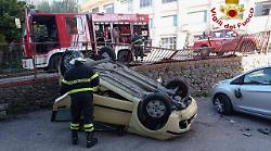 Sfonda la ringhiera con l'auto a Perugia, finisce in un parcheggio e colpisce un'altra vettura: ferita la conducente
