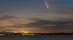 La cometa del secolo passa per l'Umbria: il video dell'asteroide sopra il cielo del lago Trasimeno. Ecco come vederla stasera