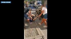 Perugia, riempiono di botte un uomo e poi lo rapinano: il video della vittima presa a calci e pugni