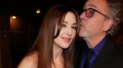 Monica Bellucci splendida in abito marrone: il bacio di Tim Burton sul tappeto rosso dove è sbocciato il loro amore