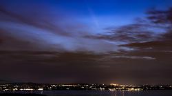 La cometa del secolo regala una nuova foto mozzafiato sui cieli dell'Umbria: ecco lo scatto dal lago Trasimeno