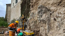 Crollo muro contenimento davanti al duomo, scatta ordinanza sul traffico