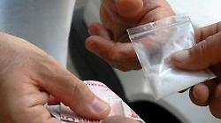 Foligno, sorpreso mentre spaccia eroina e cocaina al parco. Poi scappa via in auto, si schianta e aggredisce un agente