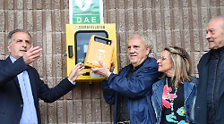 Un nuovo defibrillatore arriva alla scuola Bufalini: la donazione degli Amici del cuore