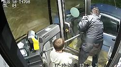 Siena, bomba d'acqua: il video dell'autista del bus che salva padre e figlio durante il nubifragio. Il bambino esce dal finestrino della vettura