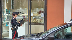 Terni, colf fa sparire dalla casa oltre 10 mila euro di gioielli e oro e li rivende. Scoperto il furto e denunciata