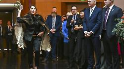 Re Carlo, perché ha protestato la senatrice aborigena durante la visita in Australia: pesanti accuse