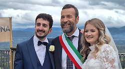 Dal banco all'altare, il prof celebra le nozze dell'ex alunno